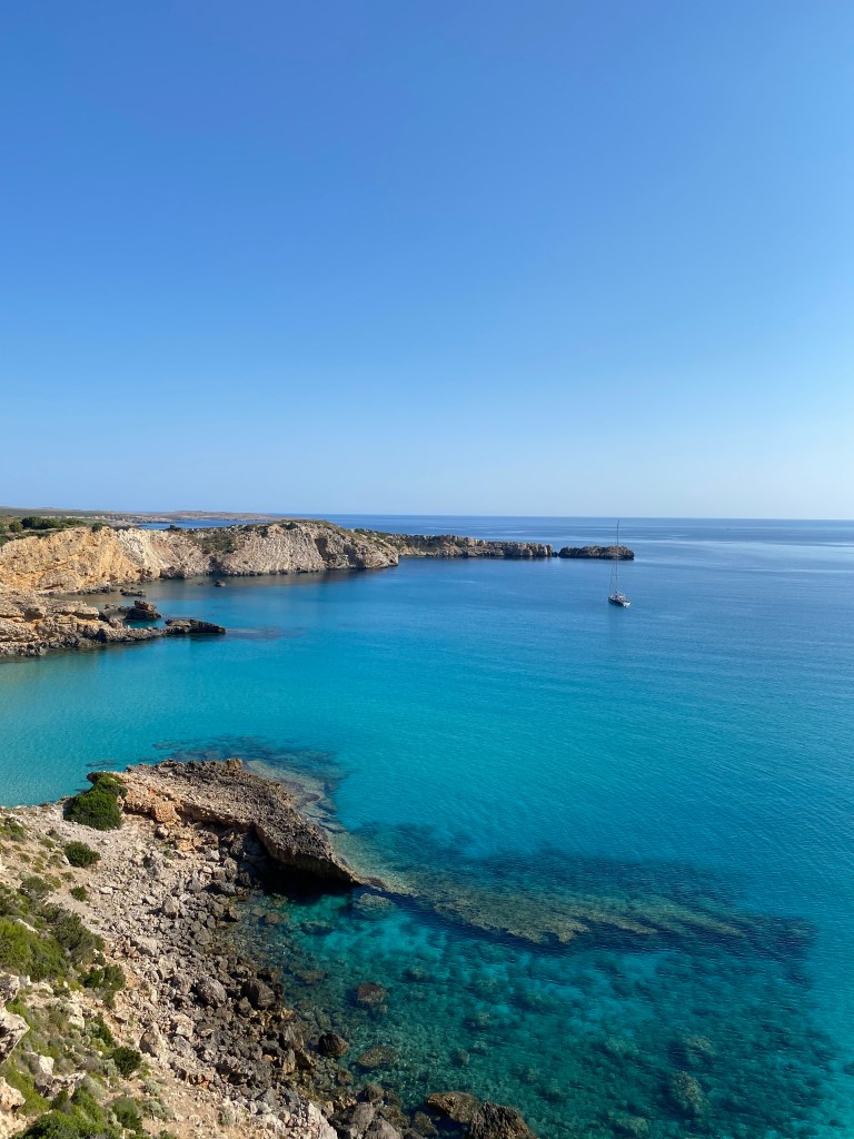 Crique et falaise Arenal d'en Castell à Minorque
