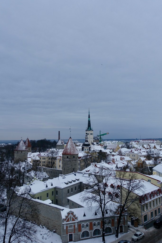 Vue sur Tallinn, Estonie, enneigée en décembre