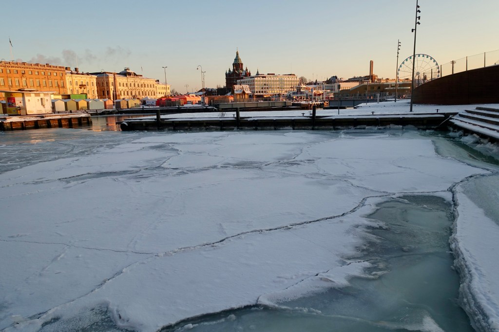 Le port d'Helsinki, Finlande, glacé en hiver