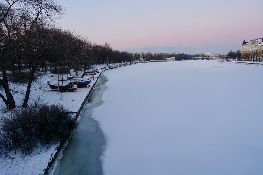 Helsinki, Finlande, en hiver. L'eau du canal est gelée