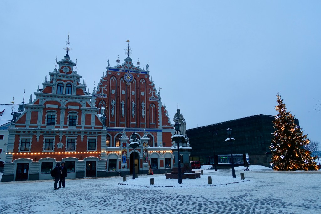Place des Têtes Noires, Riga, Lettonie, en hiver
